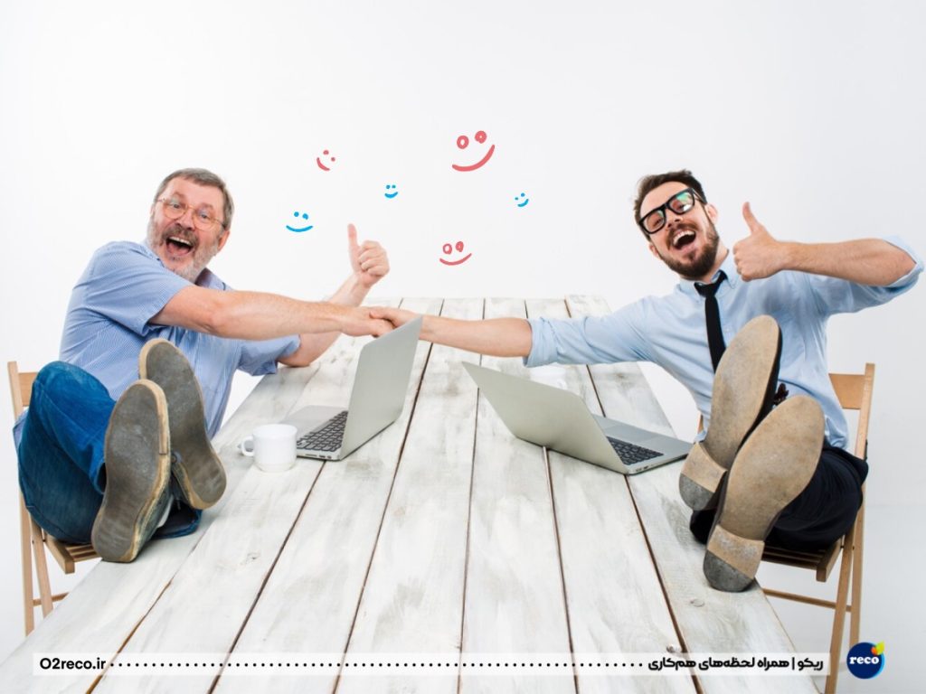 محبوبیت بین همکاران دوستانه برخورد کردن